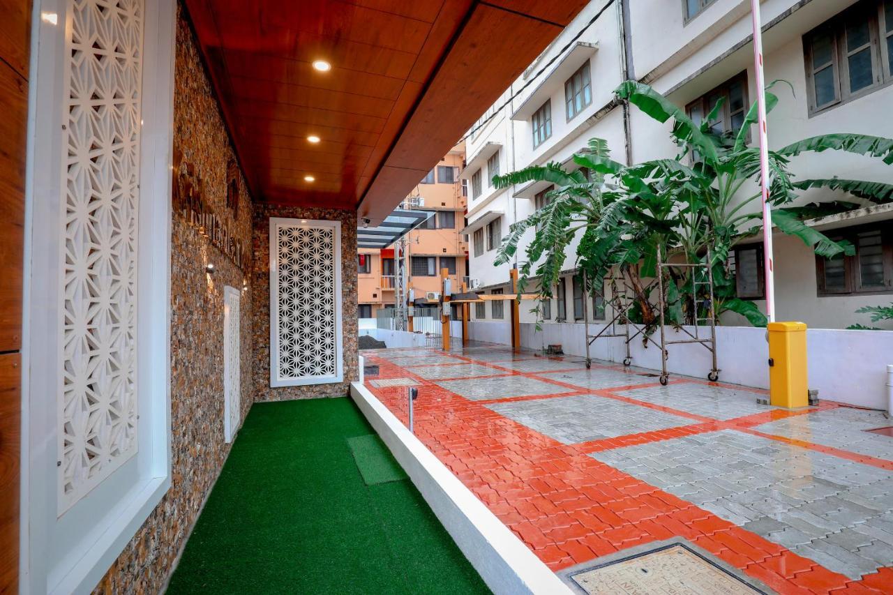 Готель Krishnavalsam Regency Ґуруваюр Екстер'єр фото